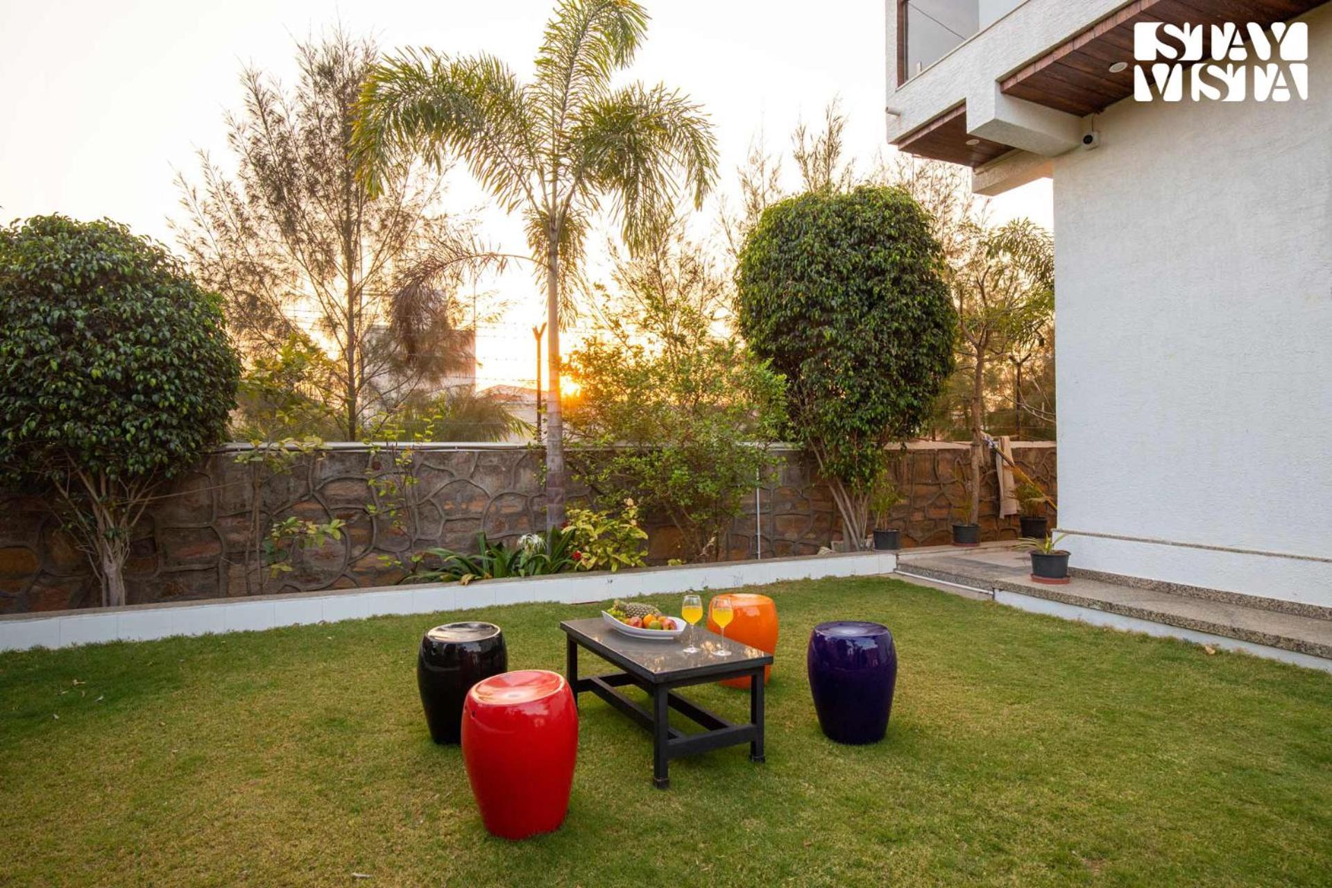 Stayvista'S Bella Dream - Mountain-View With Outdoor Pool, Lawn Featuring A Gazebo & Indoor Games Удайпур Экстерьер фото