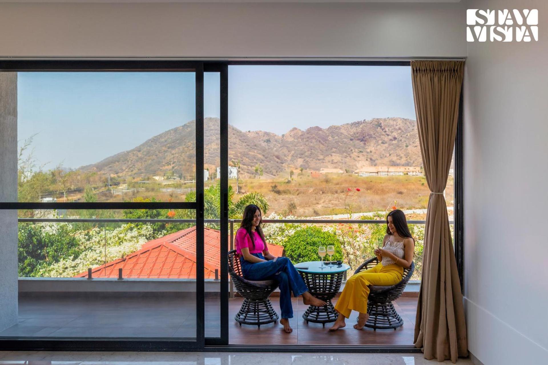 Stayvista'S Bella Dream - Mountain-View With Outdoor Pool, Lawn Featuring A Gazebo & Indoor Games Удайпур Экстерьер фото