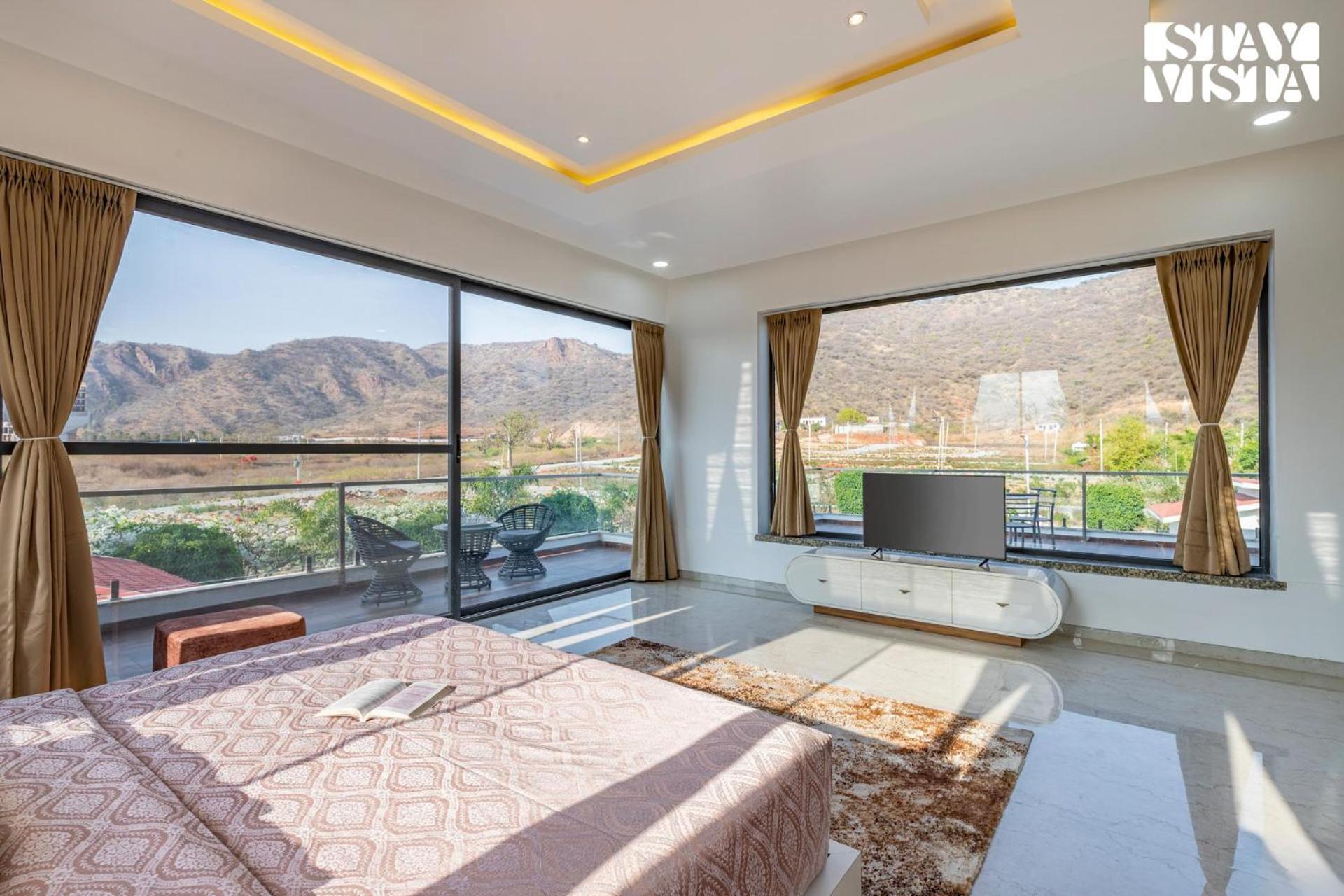 Stayvista'S Bella Dream - Mountain-View With Outdoor Pool, Lawn Featuring A Gazebo & Indoor Games Удайпур Экстерьер фото