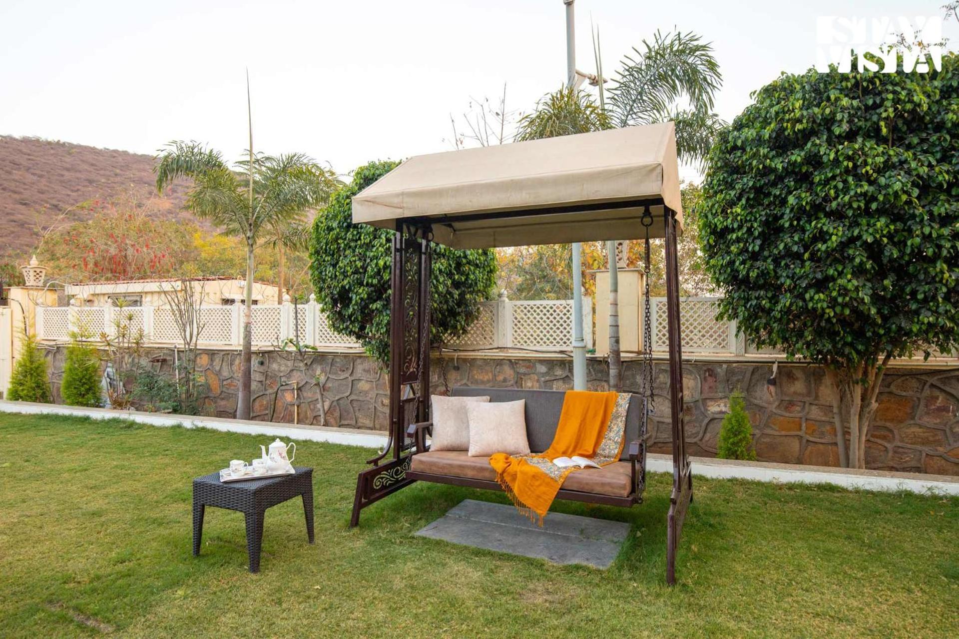 Stayvista'S Bella Dream - Mountain-View With Outdoor Pool, Lawn Featuring A Gazebo & Indoor Games Удайпур Экстерьер фото