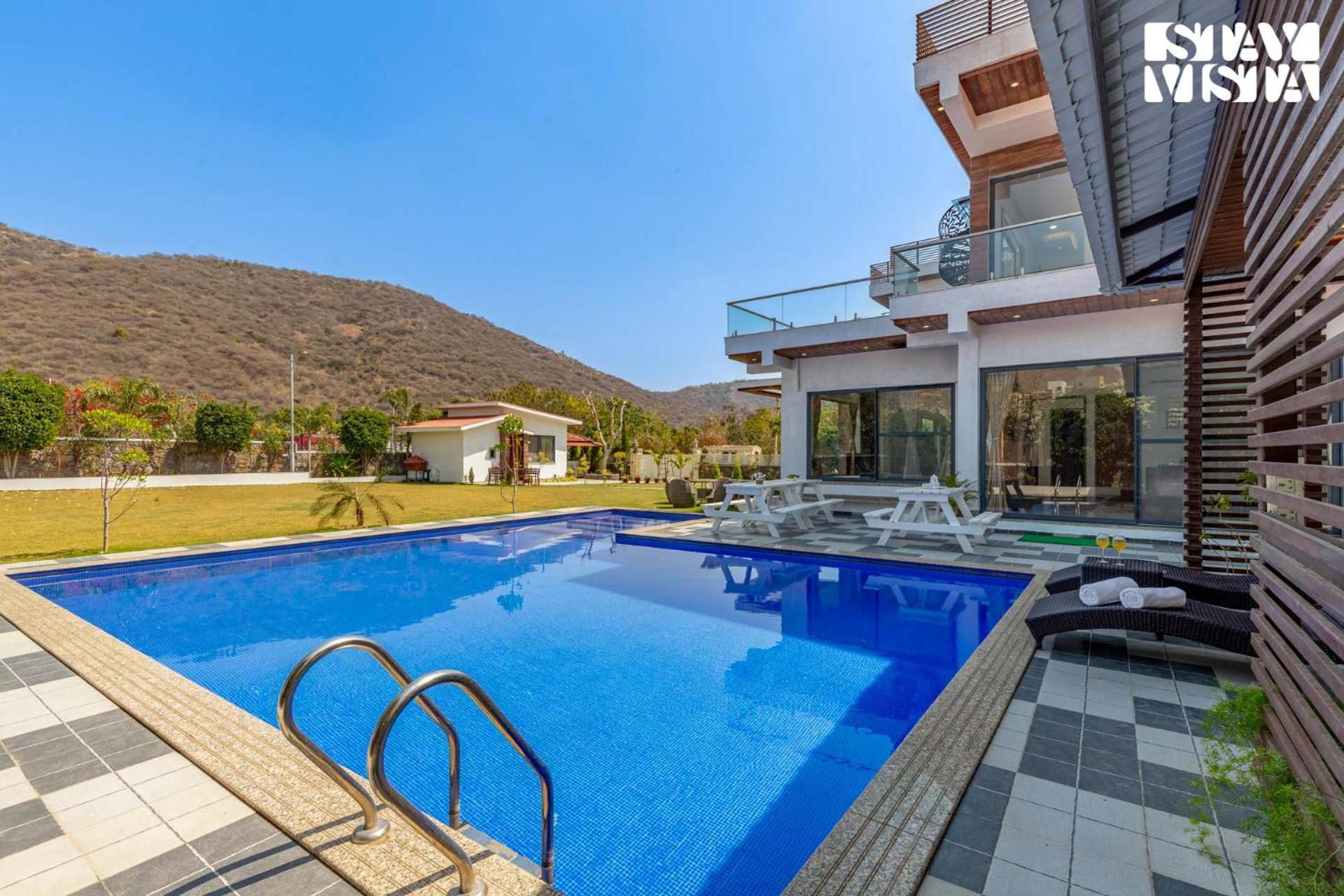 Stayvista'S Bella Dream - Mountain-View With Outdoor Pool, Lawn Featuring A Gazebo & Indoor Games Удайпур Экстерьер фото