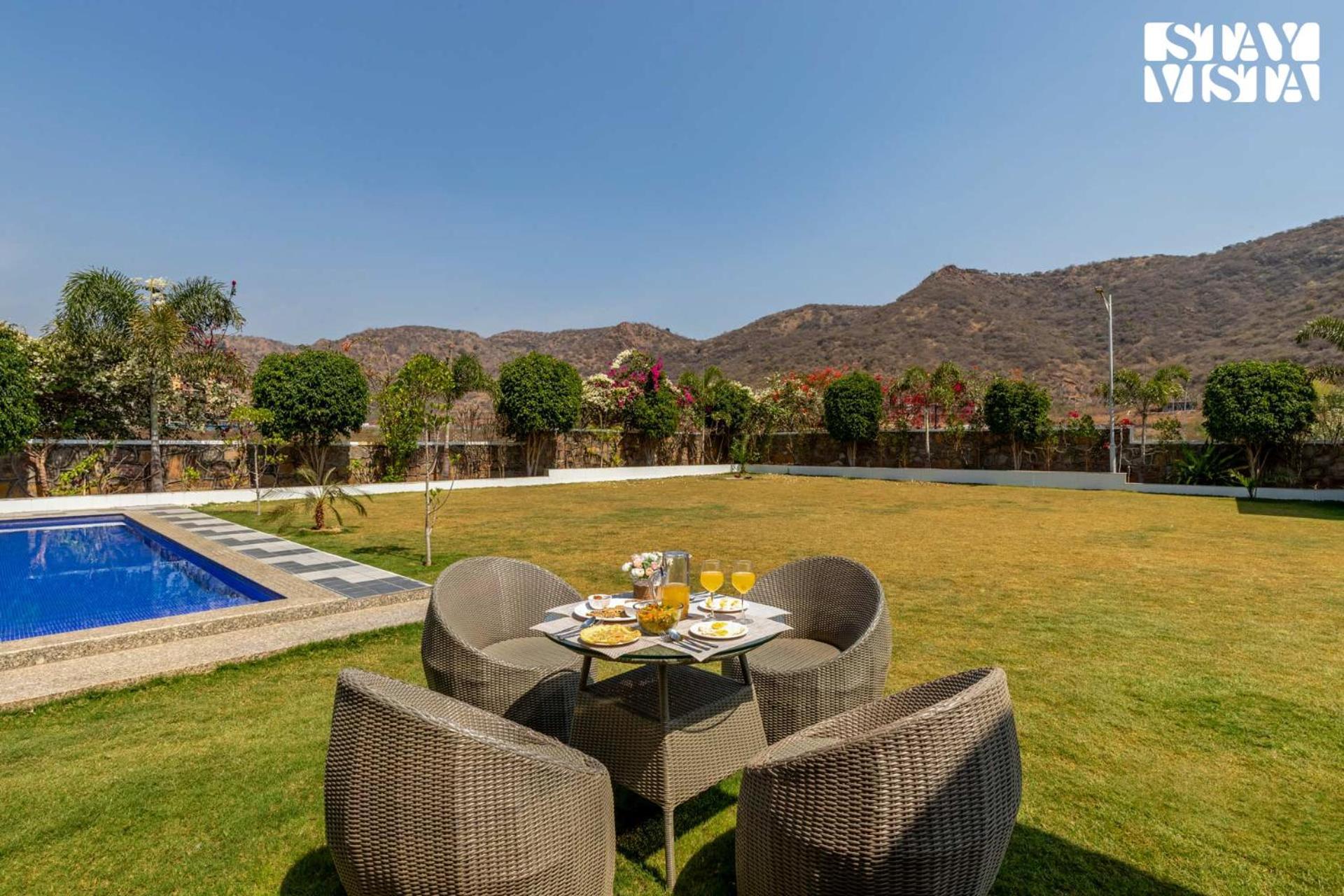 Stayvista'S Bella Dream - Mountain-View With Outdoor Pool, Lawn Featuring A Gazebo & Indoor Games Удайпур Экстерьер фото